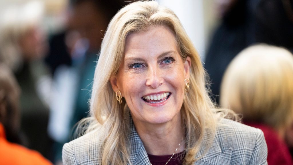 Duchessa Sophie e Kate: eleganza invernale con stivali in suede e clutch bordeaux