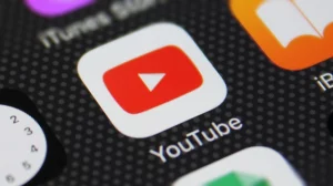 YouTube migliora il feed principale con una nuova funzionalità per un’esperienza più ordinata.