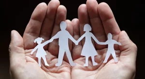 Permessi genitori: dal 2026, 10 ore extra per assistenza a figli con gravi patologie