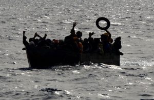 Tragedia nel Mediterraneo: 17 migranti annegano al largo di Creta in un naufragio.