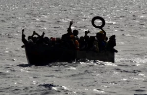Tragedia nel Mediterraneo: 17 migranti annegano al largo di Creta in un naufragio.