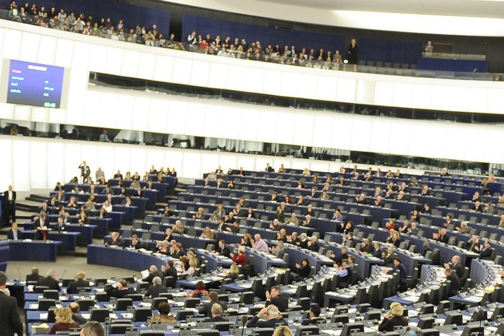 Parlamento europeo approva salvaguardia per accordo UE-Mercosur, segnando un passo cruciale nel commercio.