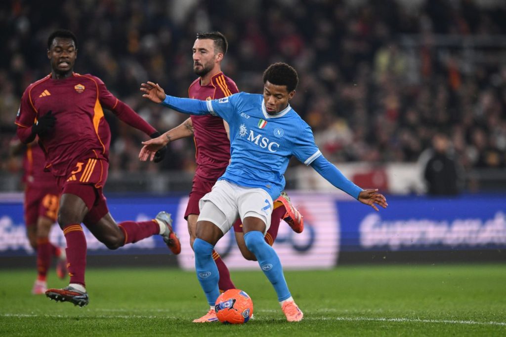 Napoli conquista Roma 1-0 e riconquista la vetta della classifica.