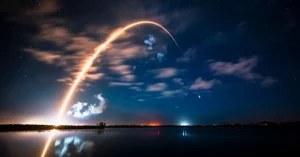 SpaceX ha annunciato di aver perso il controllo di un satellite Starlink, che sta tornando verso la...