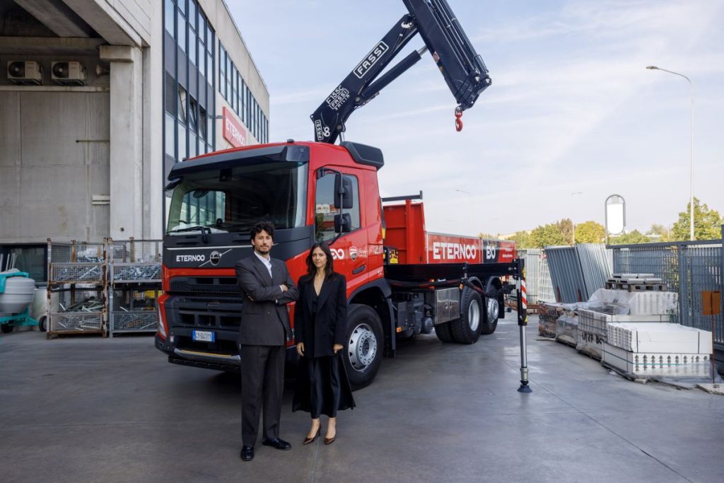 Eternoo amplia la flotta con 25 nuovi Volvo FMX e gru Fassi innovative.