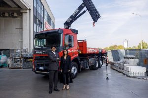 Eternoo amplia la flotta con 25 nuovi Volvo FMX e gru Fassi innovative.