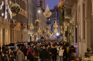 Natale: italiani spenderanno 10 miliardi, tredicesime più ricche per regali e festeggiamenti