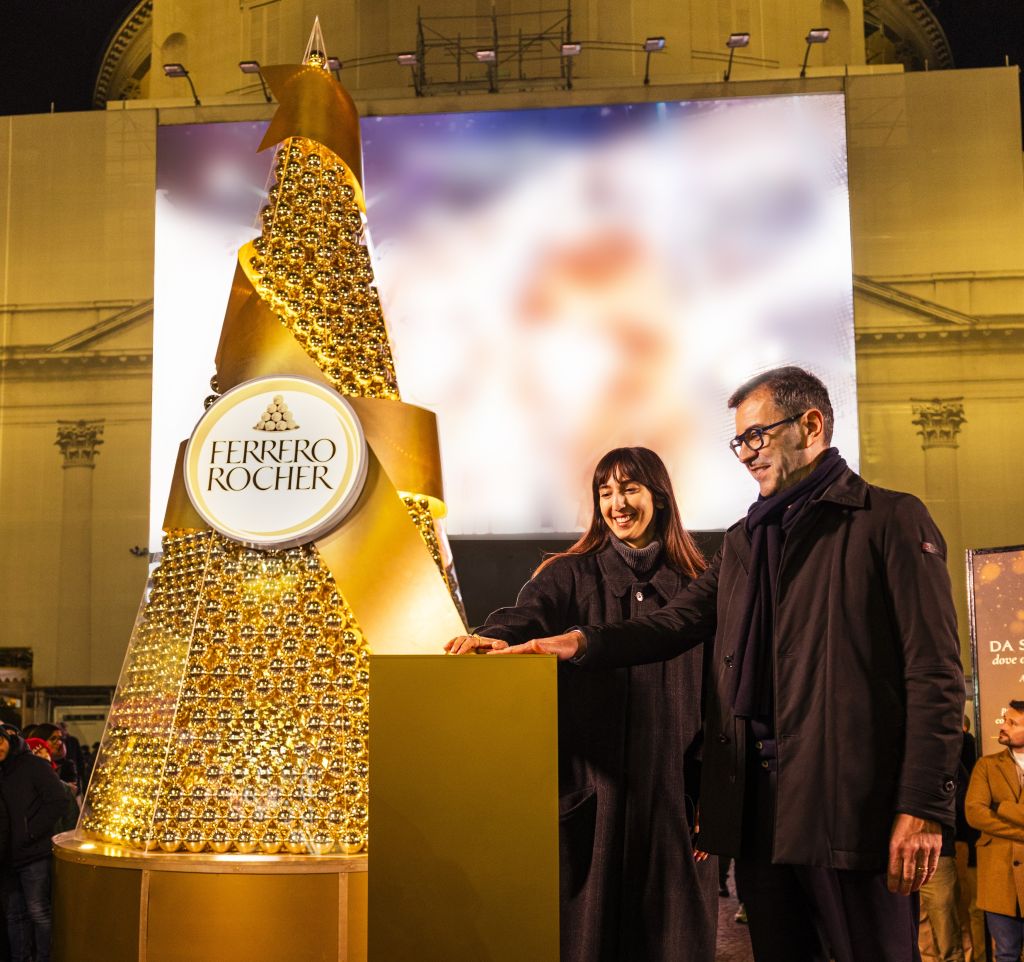 Ferrero Rocher Trasforma Piazza San Carlo a Milano MILANO (ITALPRESS) – Quest'anno, Ferrero Rocher...