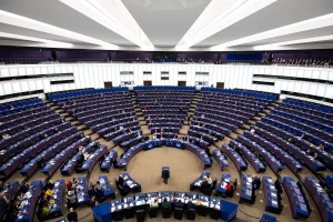 Parlamento Ue approva definitivamente divieto alle importazioni di gas russo, passo verso l’indipendenza energetica.