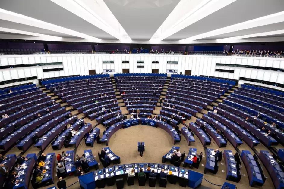 Parlamento Ue approva definitivamente divieto alle importazioni di gas russo, passo verso l’indipendenza energetica.