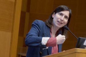 Elly Schlein, leader del PD, ha espresso forti critiche alla Premier Meloni durante una conferenza...