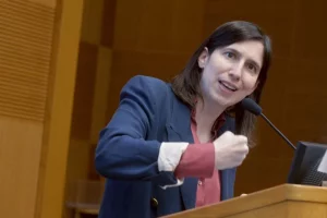 Elly Schlein, leader del PD, ha espresso forti critiche alla Premier Meloni durante una conferenza...