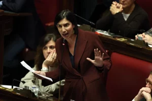 Elly Schlein, segretaria del PD, ha criticato aspramente la manovra del governo Meloni, definendola...