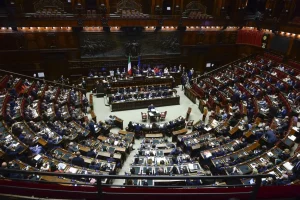 Manovra approvata con 216 voti: Meloni annuncia un progresso per un’Italia più forte.