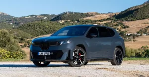 BMW ha lanciato diversi teaser riguardanti la sua prossima piattaforma EV, la Neue Klasse, per ben...