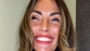 La dama riflette ancora? Un gesto sui social scatena interrogativi.