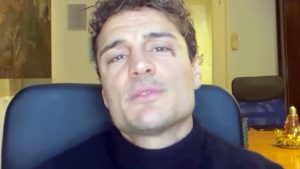 Gianluca Costantino svela la sua verità sul caso Alfonso Signorini nel Grande Fratello Vip.