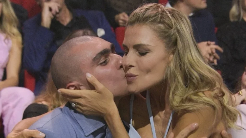 Ballando con le Stelle: Achille Costacurta dedica un dolce messaggio alla madre Martina Colombari e critica la giuria.