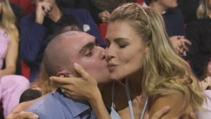 Ballando con le Stelle: Achille Costacurta dedica un dolce messaggio alla madre Martina Colombari e critica la giuria.