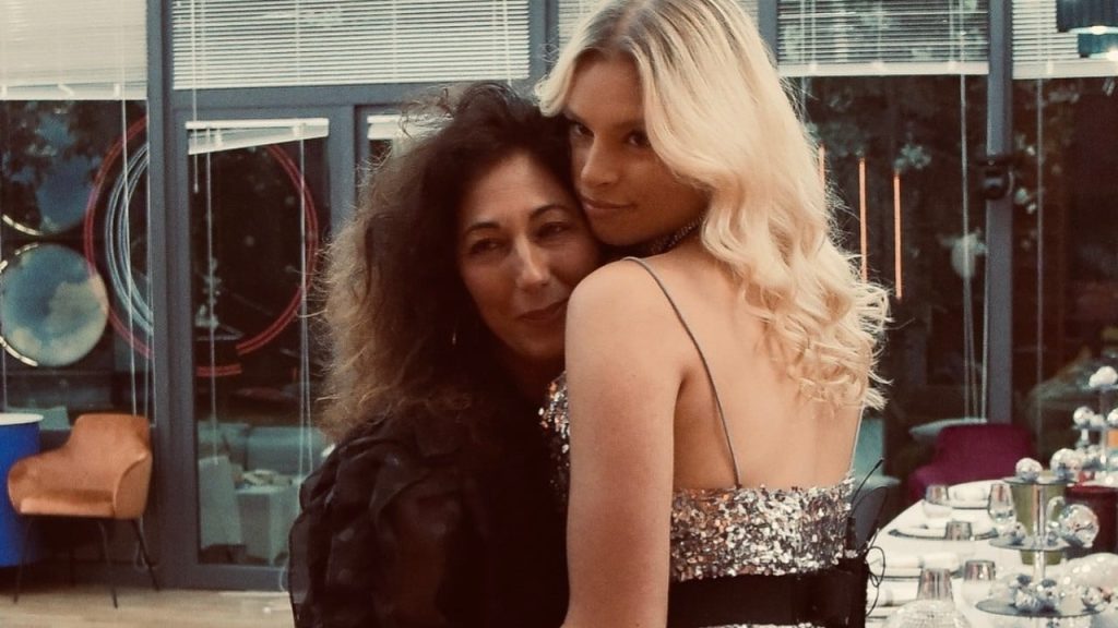 Giulia dedica un affettuoso “Mi manchi” a Donatella al Grande Fratello.