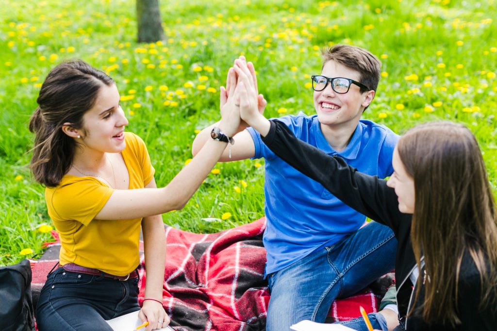Collegare con le persone cresce, i giovani scelgano relazioni reali anziché social.