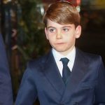 Il momento iconico di Prince Louis al servizio natalizio resta indimenticabile e sorridente.