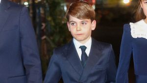 Il momento iconico di Prince Louis al servizio natalizio resta indimenticabile e sorridente.