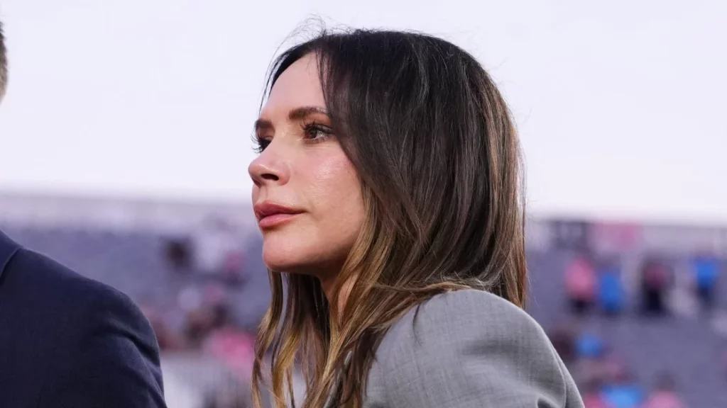 Victoria Beckham abbandona i pantaloni larghi: il suo nuovo stile conquista il 2026.