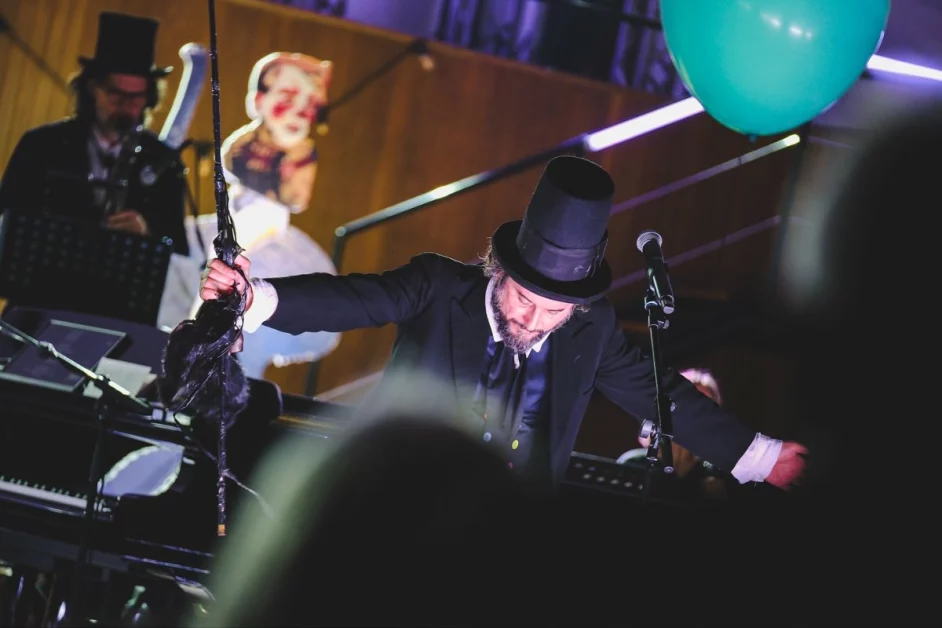 L’anniversario della nascita di Vinicio Capossela, venuto al mondo il 14 dicembre 1965, offre...