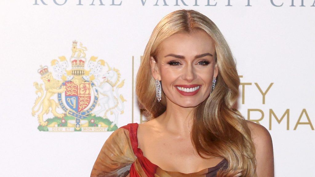 Katherine Jenkins incanta al Royal Variety con un abito che celebra stampe e colori vibranti.