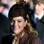 Kate Middleton lancia la tendenza colore 2025 con il suo stile natalizio classico.