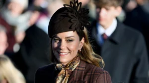 Kate Middleton lancia la tendenza colore 2025 con il suo stile natalizio classico.