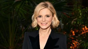 L'Outfit Perfetto per le Feste: Il Jumpsuit di Emilia Fox Se cerchi un outfit natalizio che ti...
