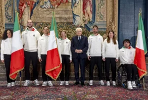 Mattarella consegna il tricolore ai portabandiera azzurri per Milano-Cortina 2026: guarda il video.