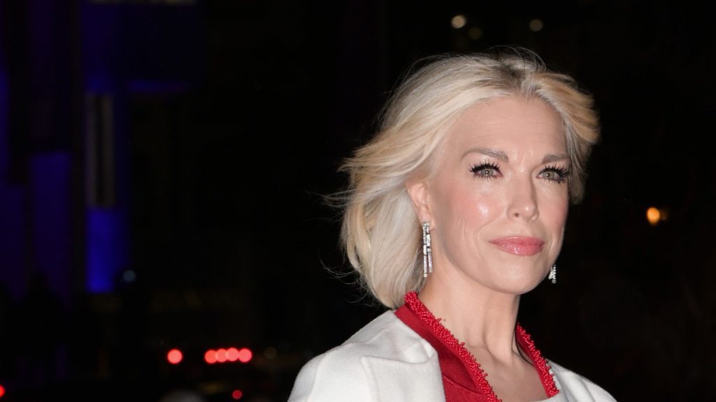 Hannah Waddingham illumina il Natale con un raffinato abbinamento di rosso e bianco.