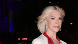 Hannah Waddingham illumina il Natale con un raffinato abbinamento di rosso e bianco.