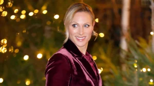 Ispirazione per le Festività: Zara Tindall e il Suo Completo in Velluto Negli ultimi quattro eventi...