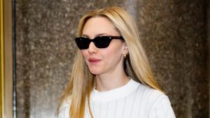 Amanda Seyfried: pantaloni sartoriali e maglione cozy con Dr Martens, un look intramontabile.