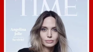 Angelina Jolie mostra le cicatrici della mastectomia preventiva Angelina Jolie, famosa attrice e...