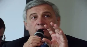Tajani: Salari scuola migliorati, ma docenti e Ata affrontano difficoltà economiche e pensionamenti tardivi.