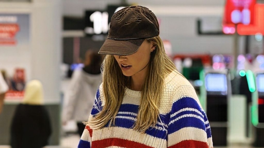 Margot Robbie sfoggia l&rsquo;outfit da aeroporto con jeans super comodi e alla moda.