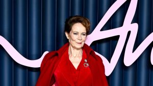 Celia Imrie brilla in rosso: l’ispirazione perfetta per il tuo outfit natalizio.