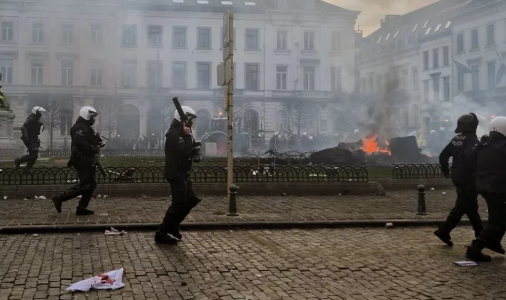 Proteste a Bruxelles: Gli Agricoltori Contro l'Accordo UE-Mercosur Circa 7.300 agricoltori in...