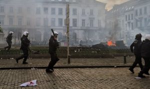 Proteste a Bruxelles: Gli Agricoltori Contro l'Accordo UE-Mercosur Circa 7.300 agricoltori in...