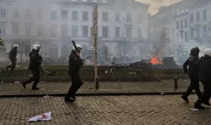 Proteste a Bruxelles: Gli Agricoltori Contro l'Accordo UE-Mercosur Circa 7.300 agricoltori in...