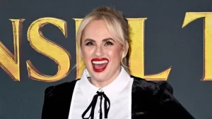 Rebel Wilson svela come un trio di colori possa donare un immediato fascino festivo.
