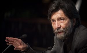 La Controversia Cacciari: Un Esperto Biblista nella Scuola Un acceso dibattito è scoppiato dopo...