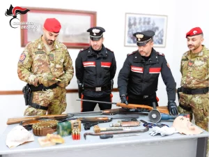 Furto in casa ad Oristano: tre ladri armati arrestati dopo la fuga.