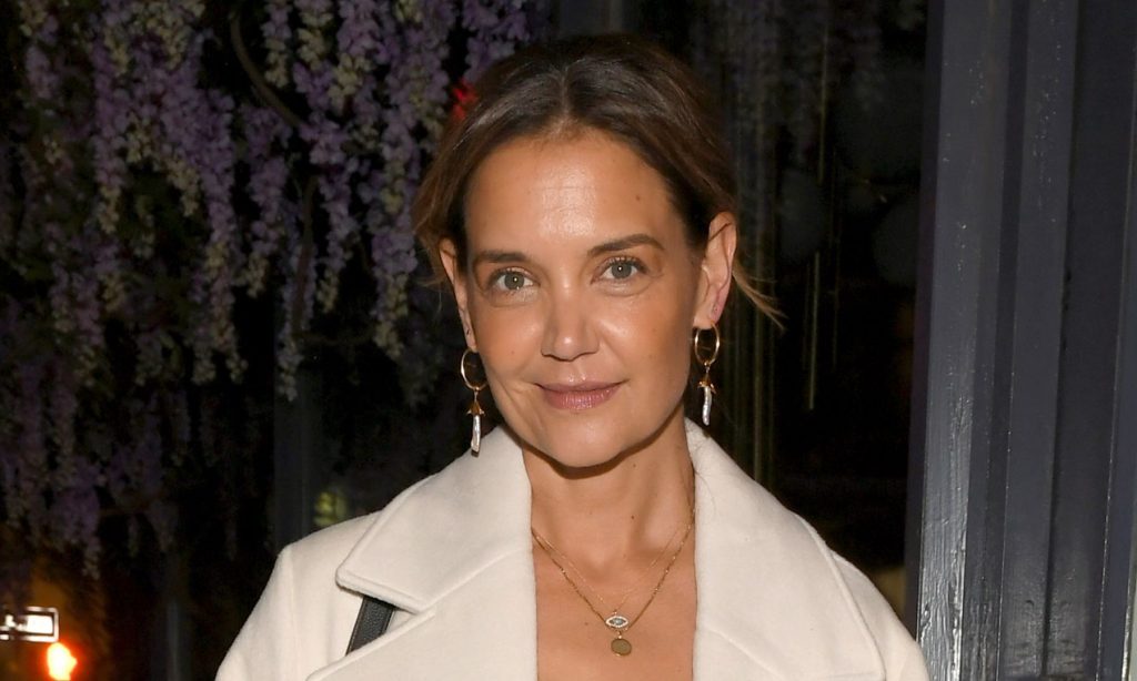 Katie Holmes: outfit di satin e pizzo perfetto per le feste natalizie.