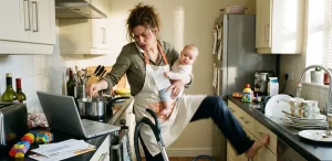 Le madri spesso sono ancora costrette a lasciare il lavoro